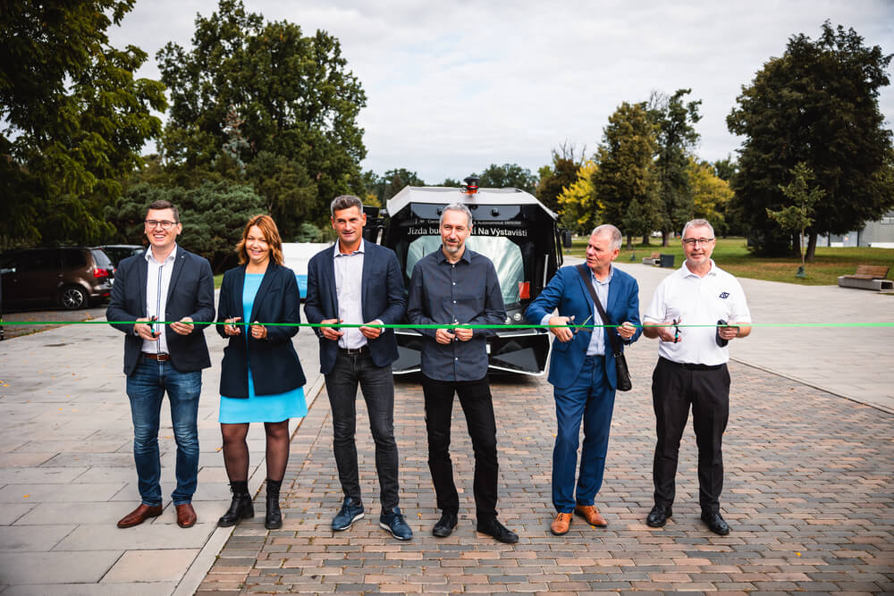 PowerHUB opens the operation of autonomous shuttle and demo of delivery robot in Prague
